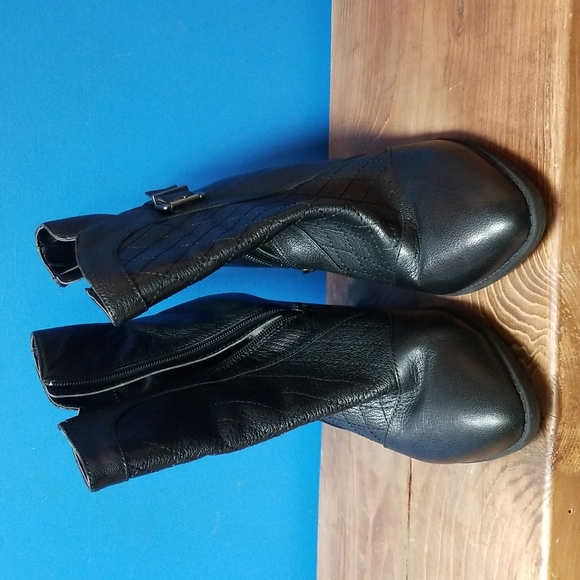 Me Too Black Leather Boots size 10 - Picture 2 of 9